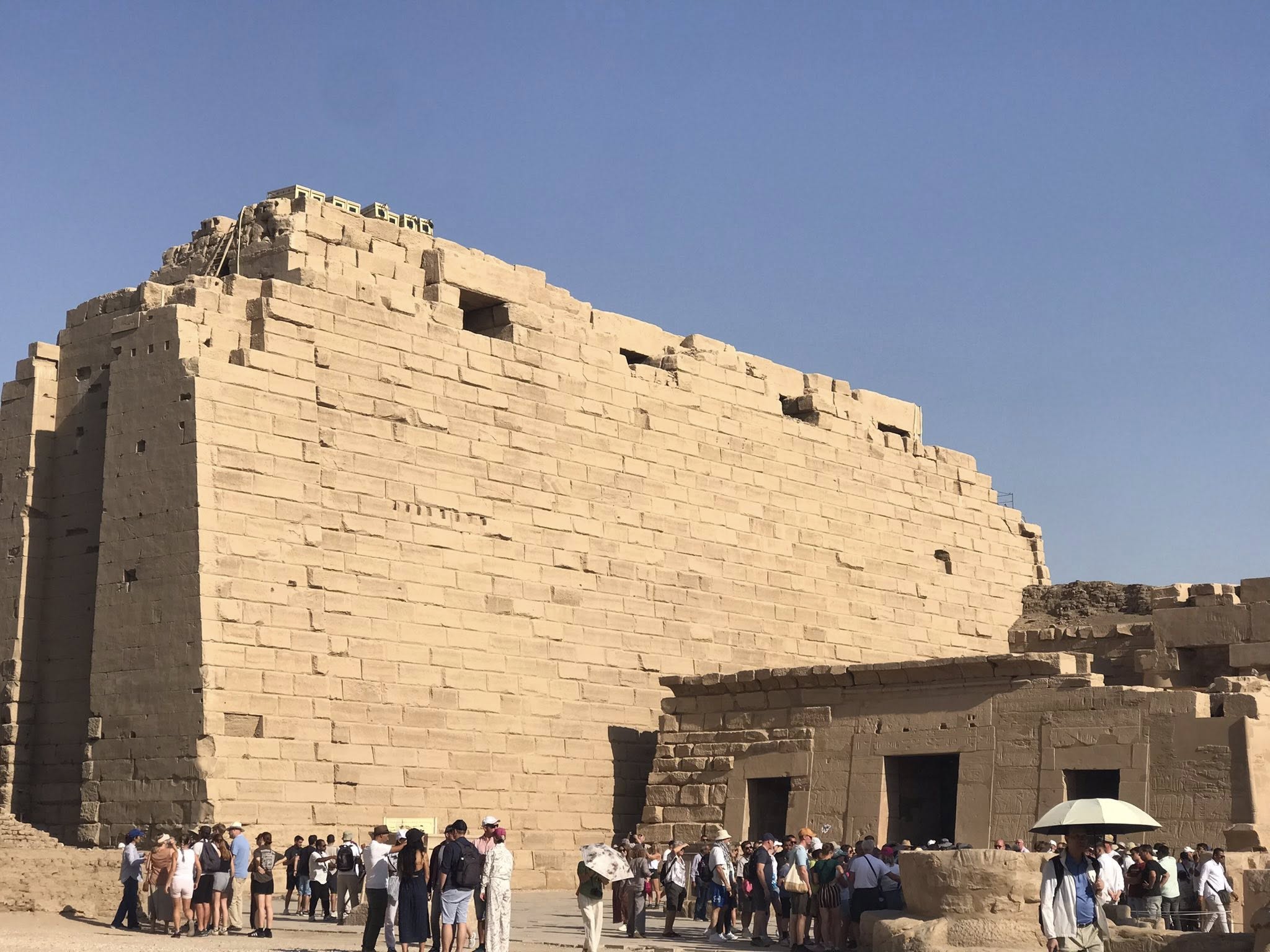 جانب من الإقبال السياحى المميز فى معابد الكرنك