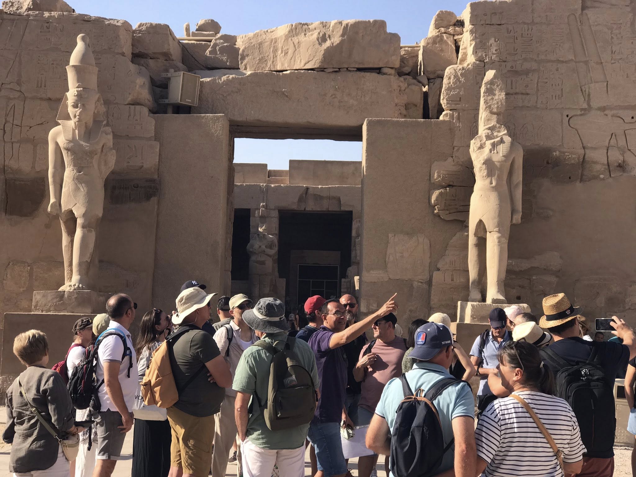 شرح مميز للأفواج السياحية لتاريخ معابد الكرنك