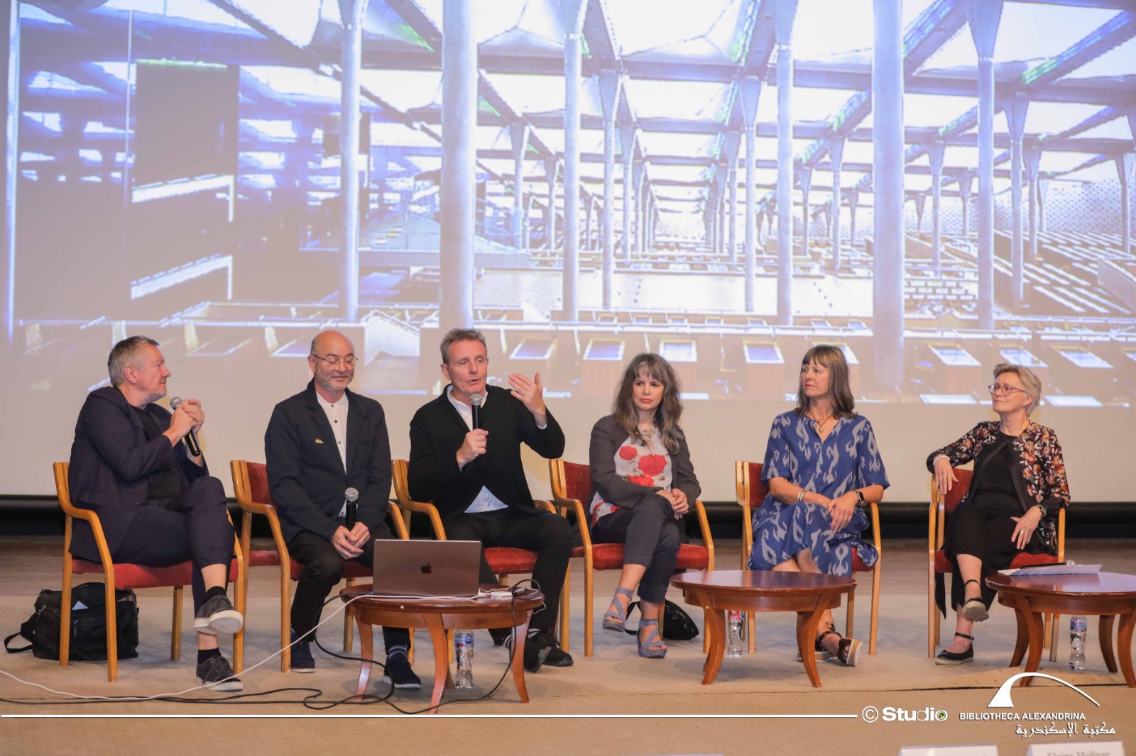 فريق التصميم خلال زيارتة للمكتبه بعد 20عاما فريق التصميم خلال زيارتة للمكتبه بعد 20عاما