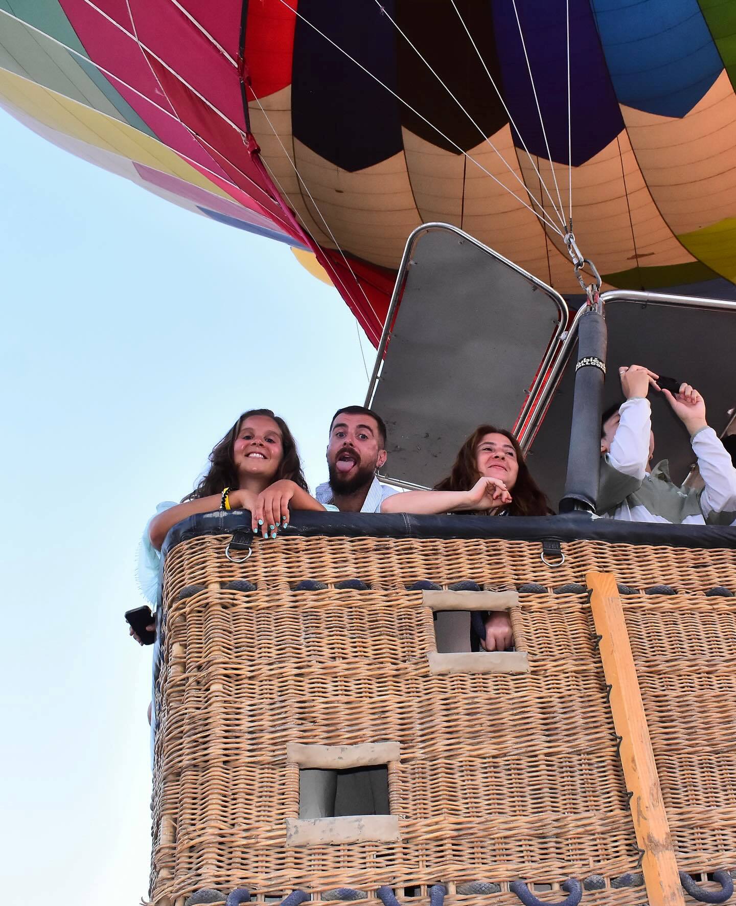 متعة السياح على متن رحلات البالون الطائر بالأقصر متعة السياح على متن رحلات البالون الطائر بالأقصر