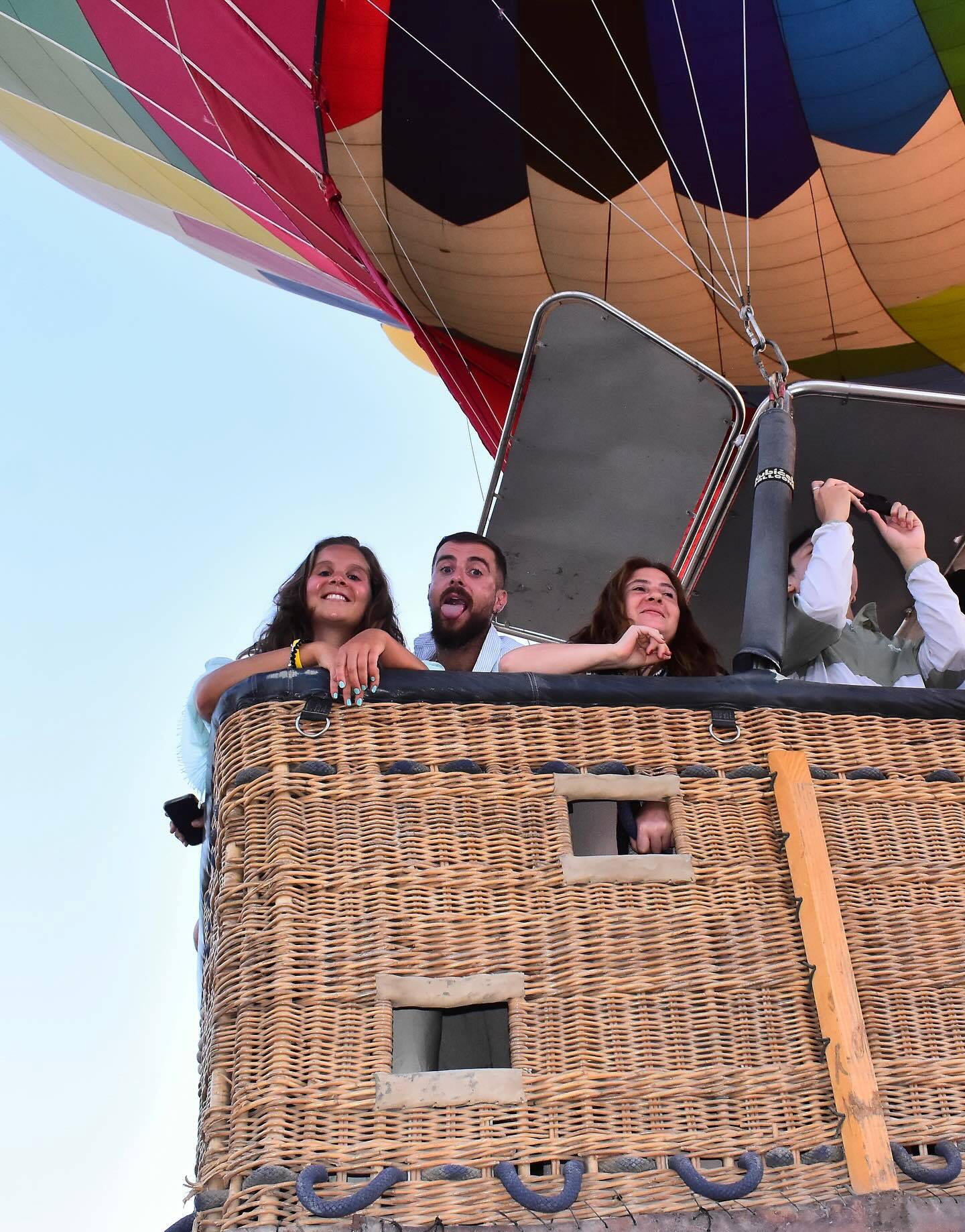 سعادة الأجانب فى قلب باسكت البالون الطائر بالأقصر سعادة الأجانب فى قلب باسكت البالون الطائر بالأقصر