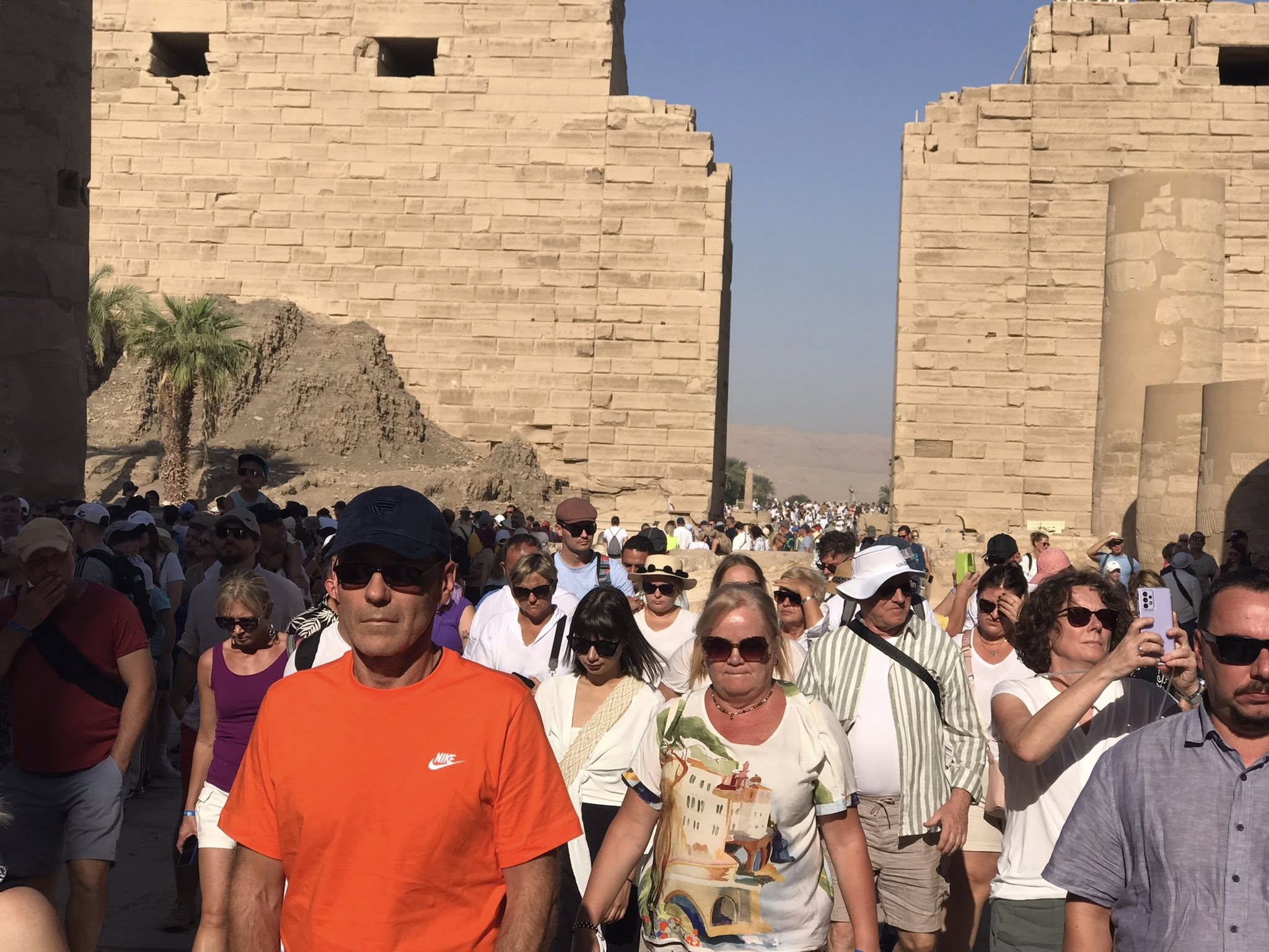 التوافد الكبير من سياح العالم فى معابد الكرنك