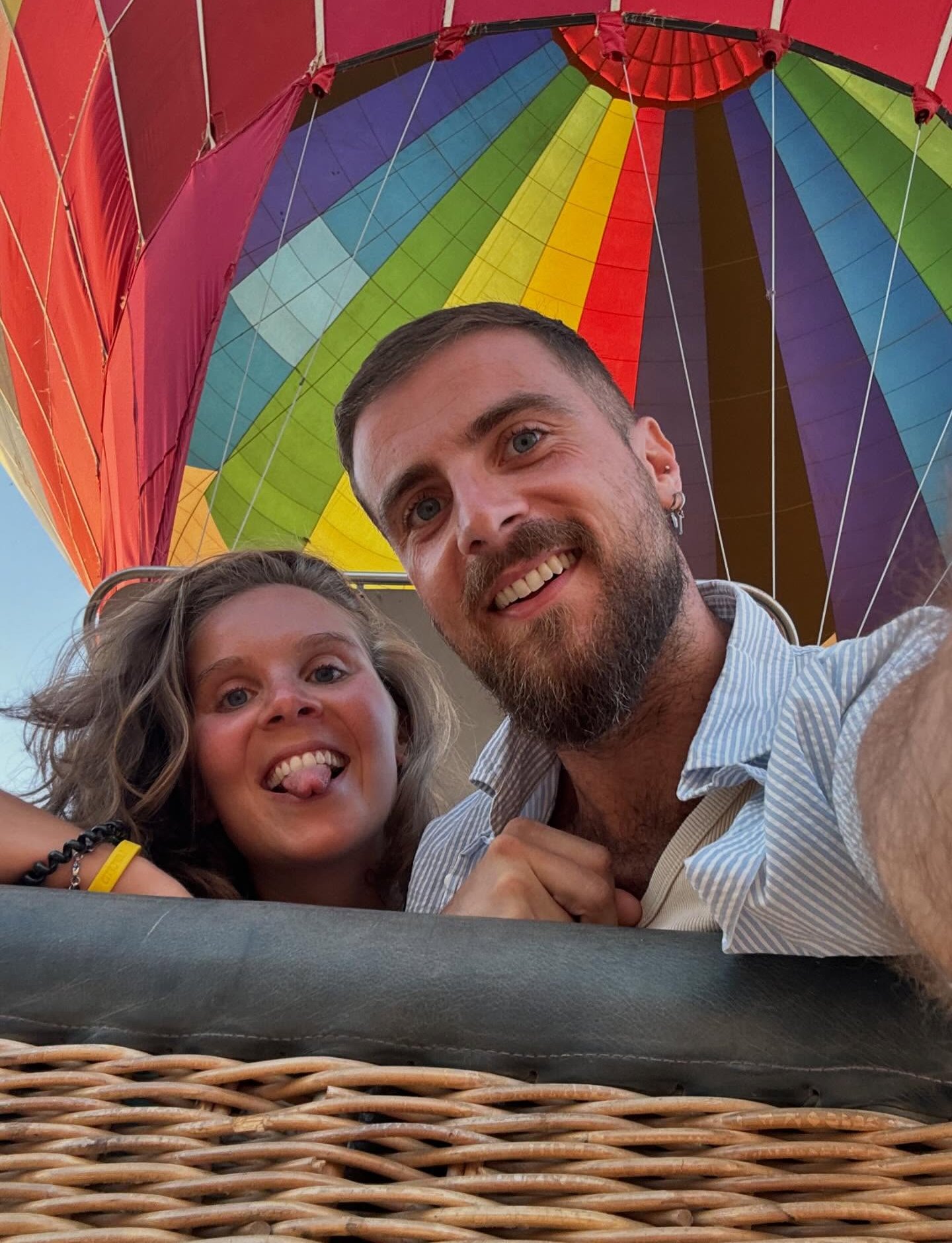 سيلفي مبهج لسائح وسائحة على متن البالون الطائر سيلفي مبهج لسائح وسائحة على متن البالون الطائر