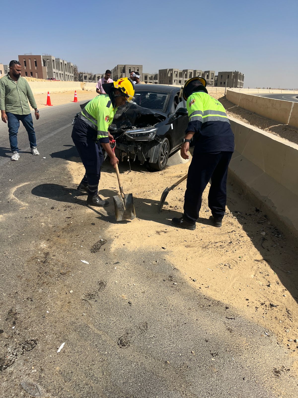 حادث تصادم سيارة ملاكى ونقل بمنطقة القطامية (4)