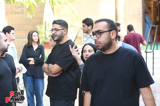 انتظار جثمان والدة المطرب امير عيد انتظار جثمان والدة المطرب امير عيد