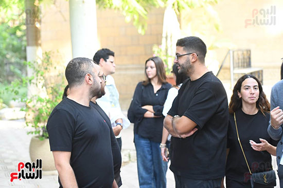 انتظار جثمان والدة امير عيد انتظار جثمان والدة امير عيد