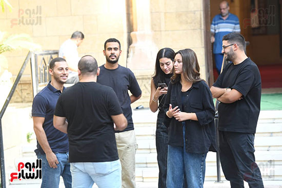 جانب من الحضور خلال تشييع جثمان والدة أمير عيد جانب من الحضور خلال تشييع جثمان والدة أمير عيد