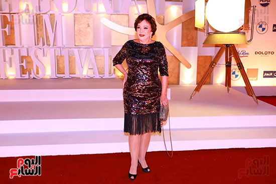 لبلبة ترقص على ريد كاربت فيلم كمان وكمان فى مهرجان الجونة