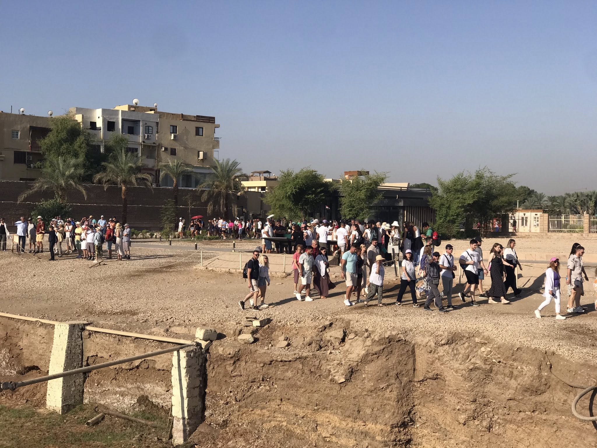 جانب من التوافد الصباحى للسائحين بمعابد الكرنك