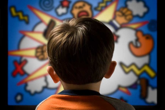 طفل يشاهد التلفزيون