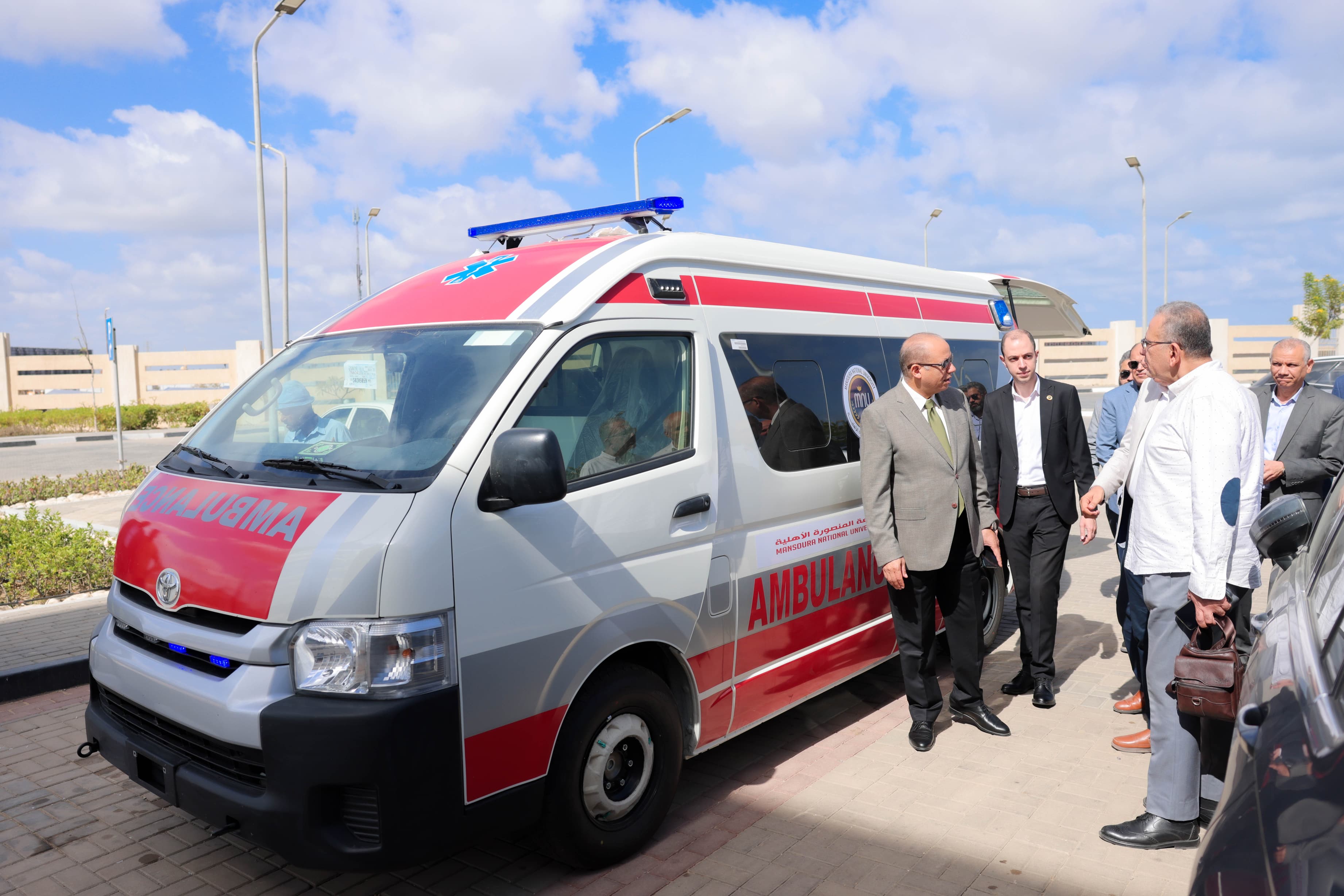 سيارة اسعاف داخل جامعة المنصورة الأهلية سيارة اسعاف داخل جامعة المنصورة الأهلية