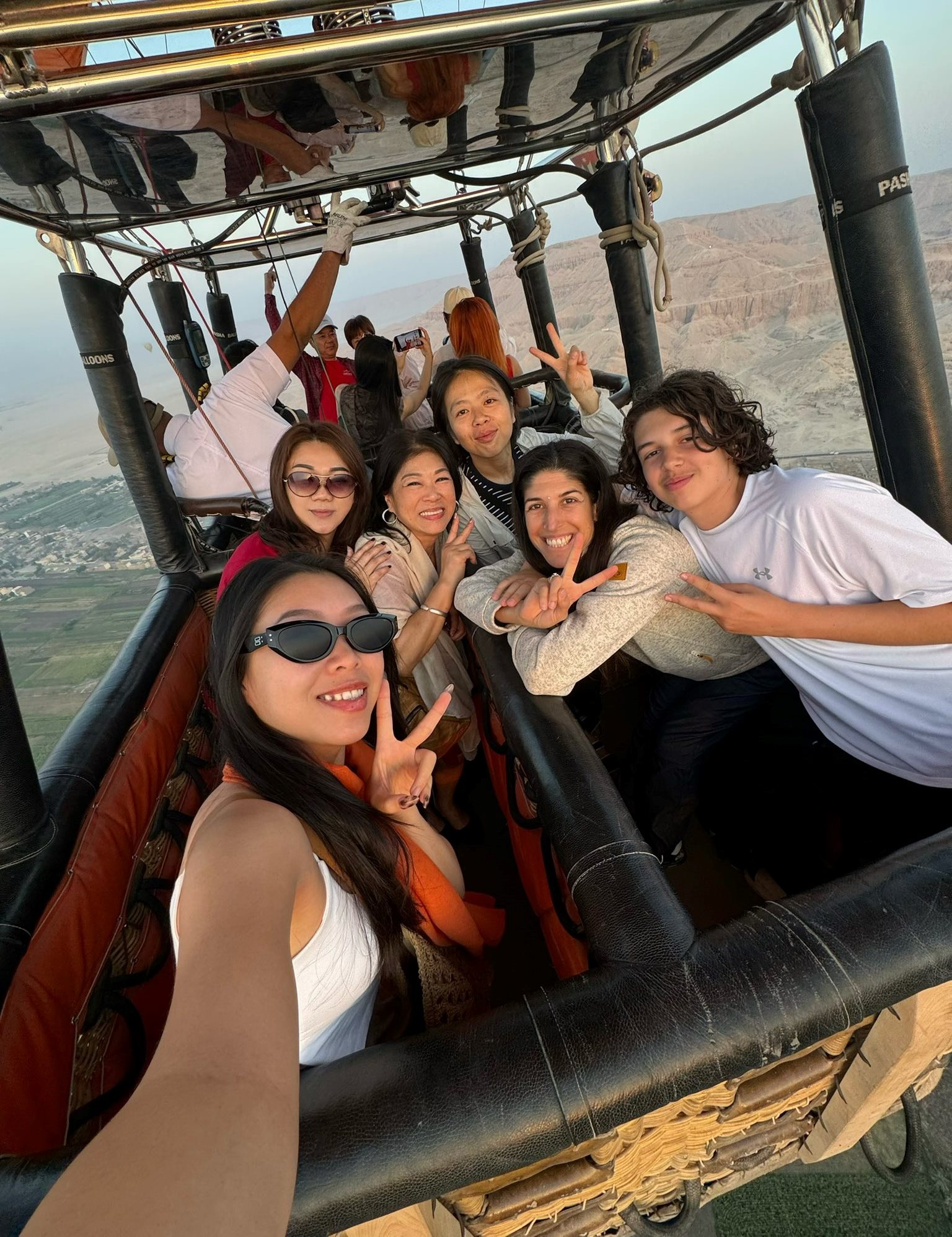 سيلفي وبهجة وفرحة الأجانب من كل العالم في قلب رحلات البالون الطائر سيلفي وبهجة وفرحة الأجانب من كل العالم في قلب رحلات البالون الطائر