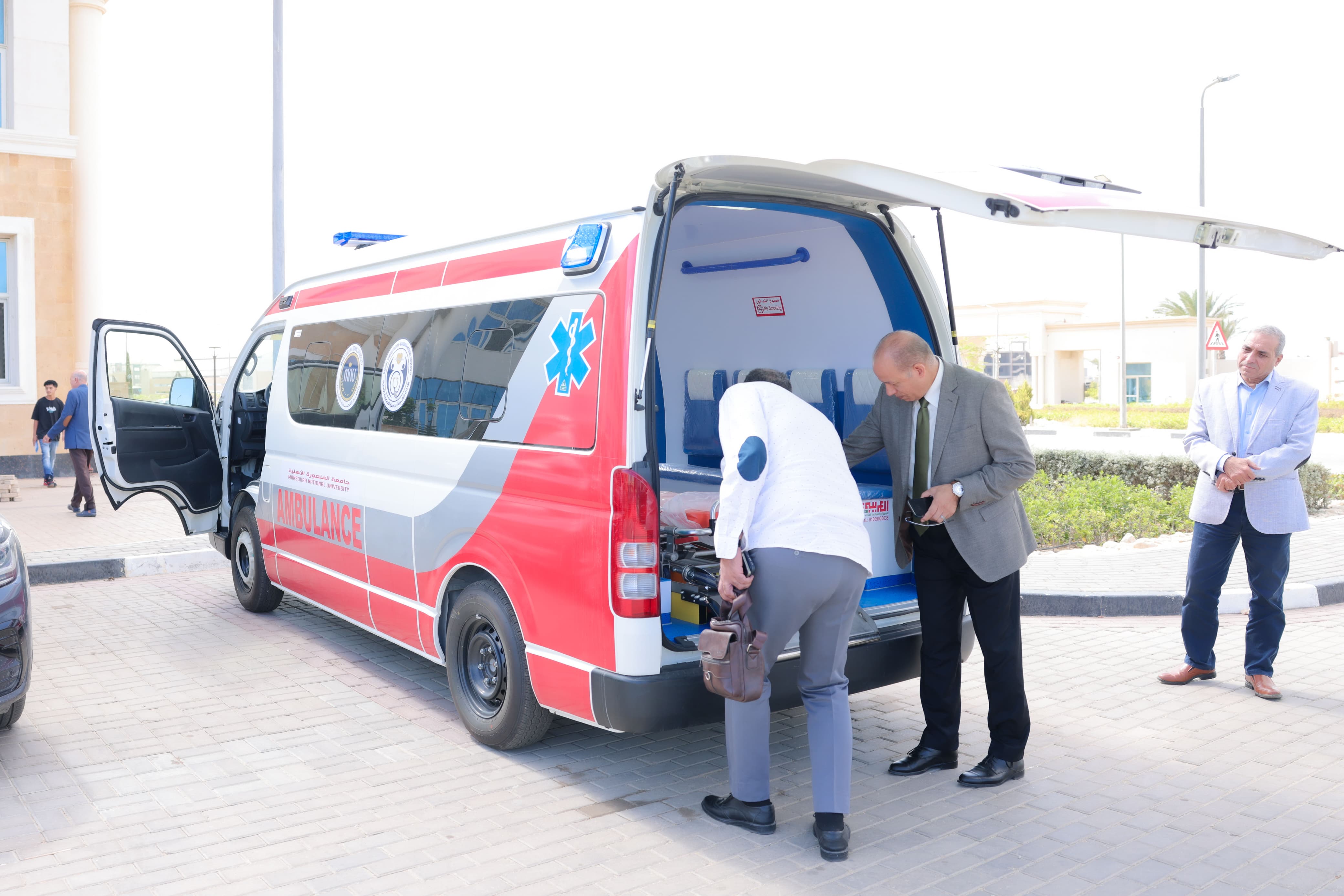 سيارة اسعاق داخل جامعة المنصورة الأهلية_1 سيارة اسعاق داخل جامعة المنصورة الأهلية_1