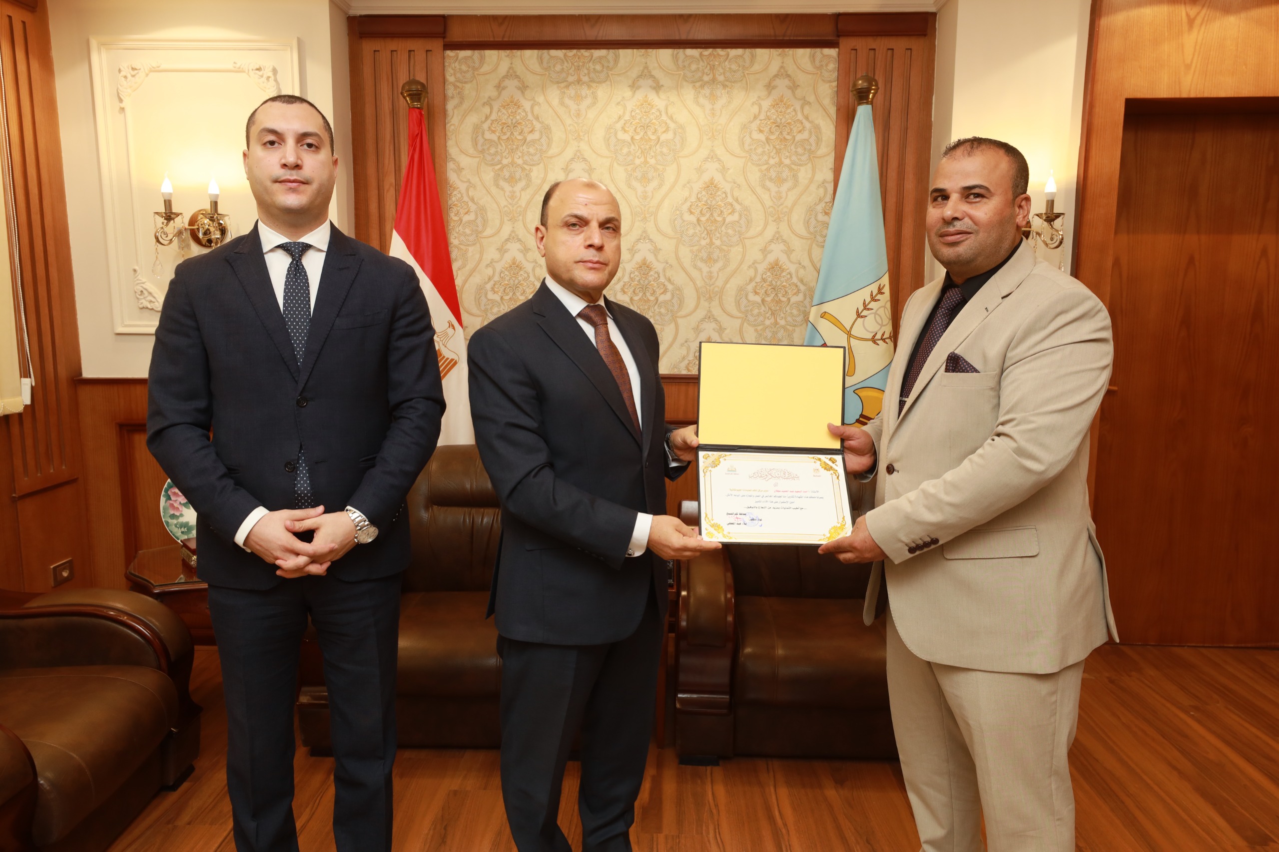 محافظ كفر الشيخ يكرم مدير إدارة الجو مكانية بالمحافظة