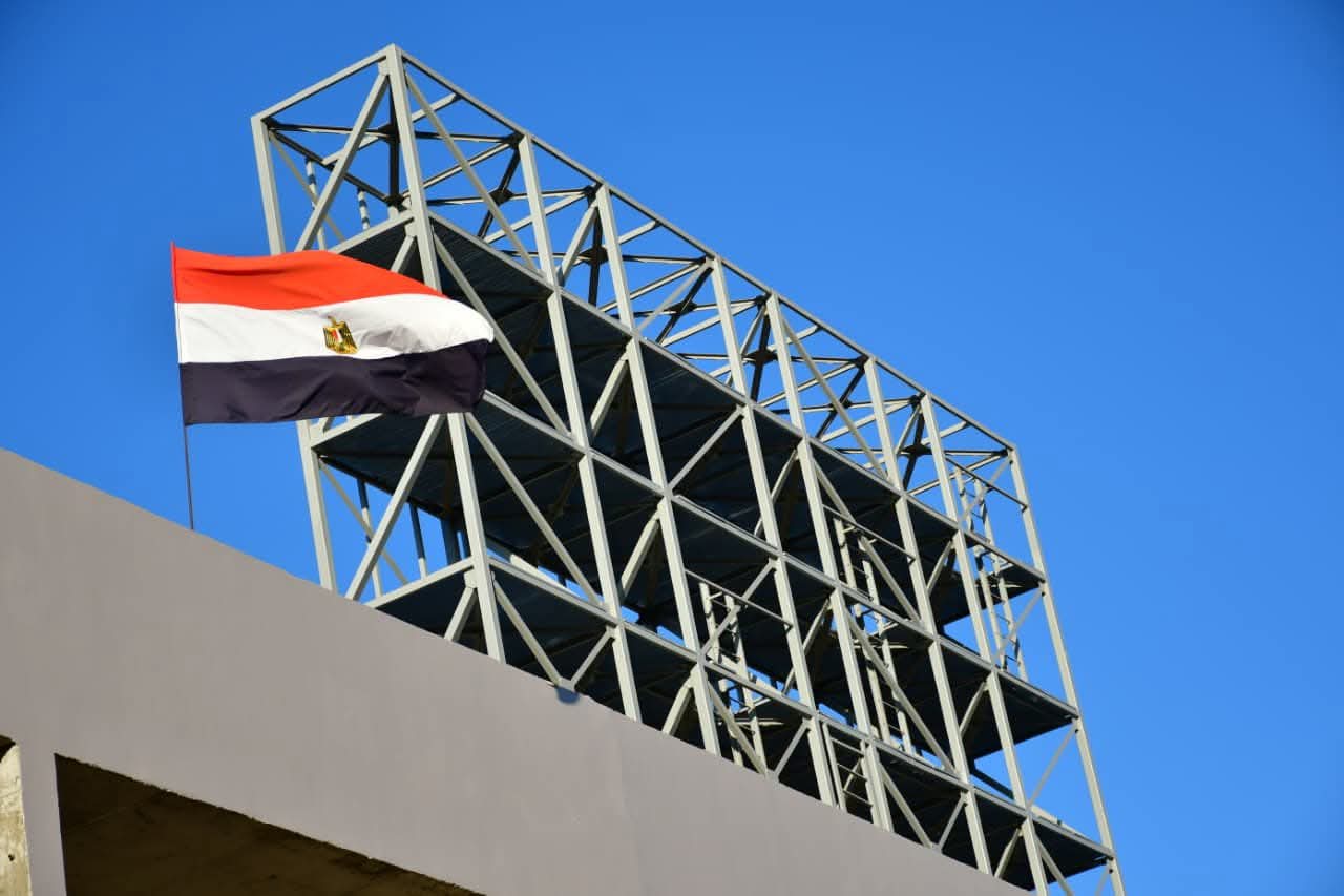 علم مصر بجانب الشاشة