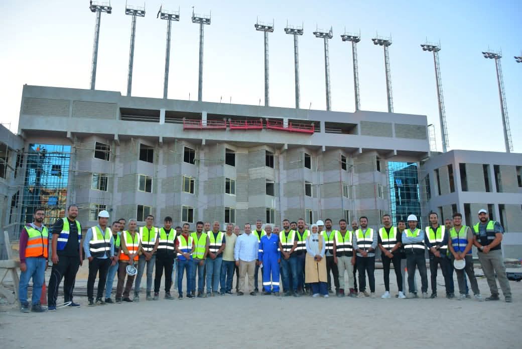 العاملين في الاستاد_1