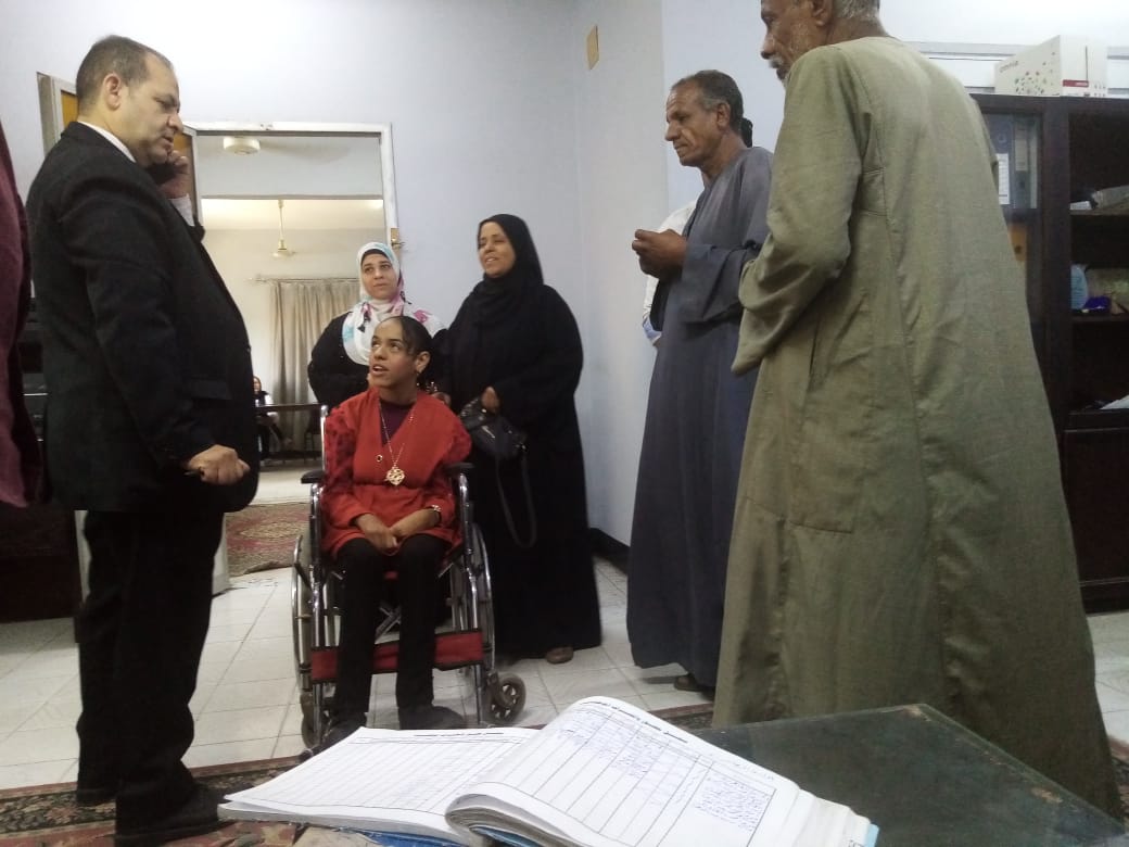 مديرية العمل فى الأقصر تسلم 11 شهادة مزاولة حرفة