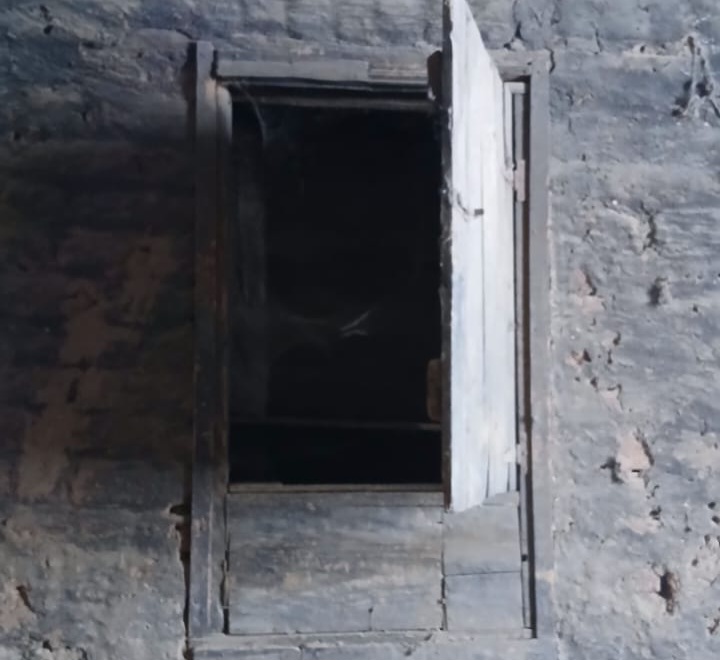 دولاب قديم داخل منزل دولاب قديم داخل منزل