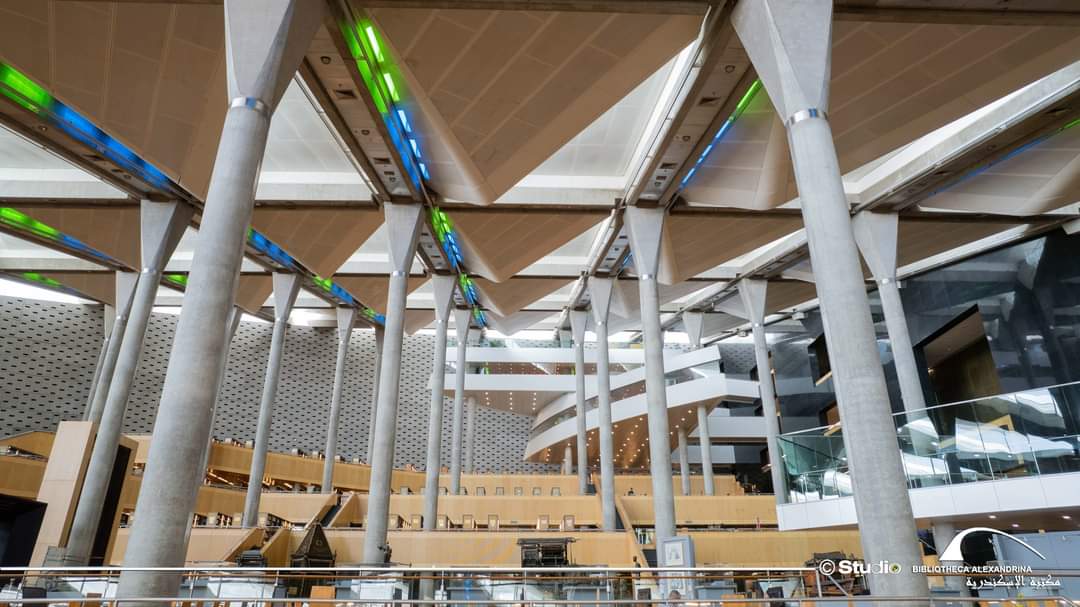 قاعة الاطلاع على شكل شلال والاعمة فرعونيه قاعة الاطلاع على شكل شلال والاعمة فرعونيه