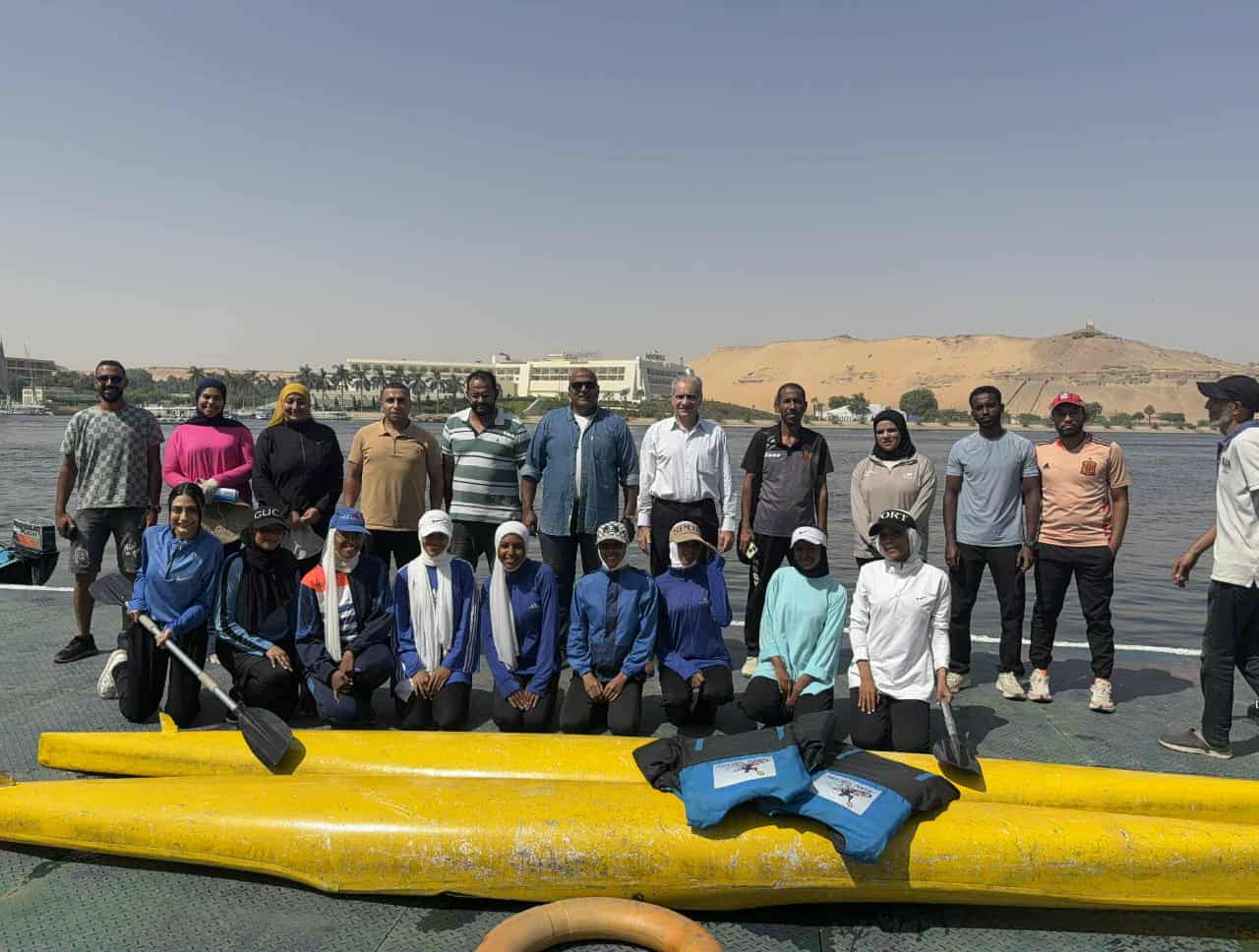 جانب من زيارة وفد جامعة أسوان لنادى التجديف جانب من زيارة وفد جامعة أسوان لنادى التجديف