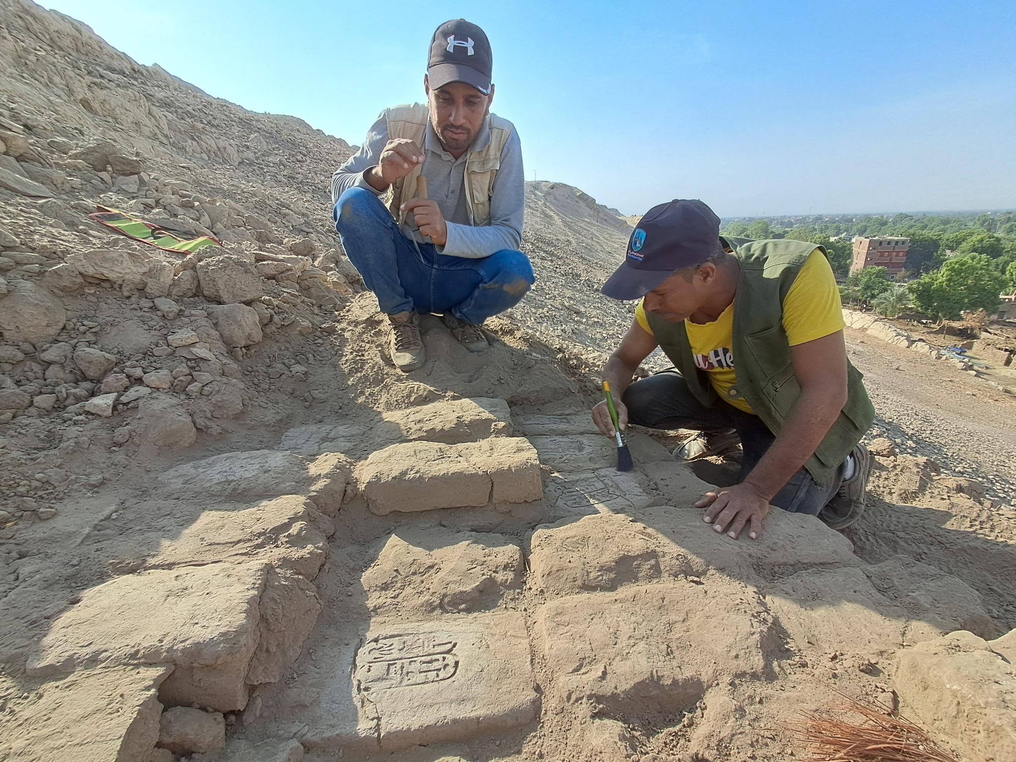 العمل اليومى فى منطقة بين الجبلين الأثرية بمدينة إسنا العمل اليومى فى منطقة بين الجبلين الأثرية بمدينة إسنا