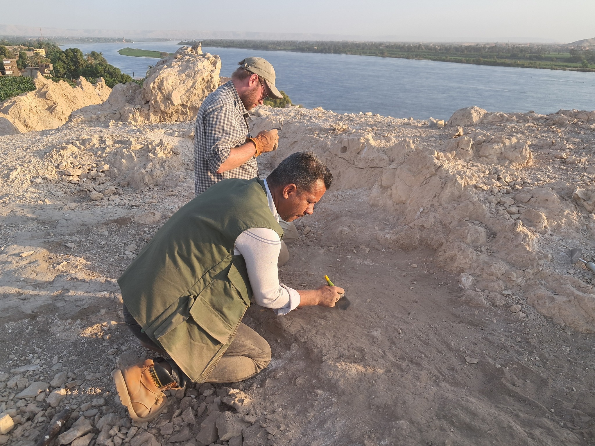 بحث التاريخ القديم فى منطقة بين الجبلين الأثرية بمدينة إسنا بحث التاريخ القديم فى منطقة بين الجبلين الأثرية بمدينة إسنا