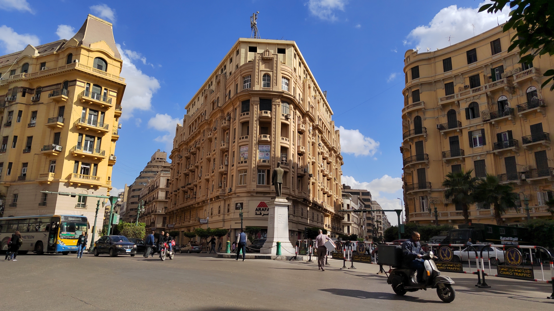 ميدان طلعت حرب بوسط البلد ميدان طلعت حرب بوسط البلد