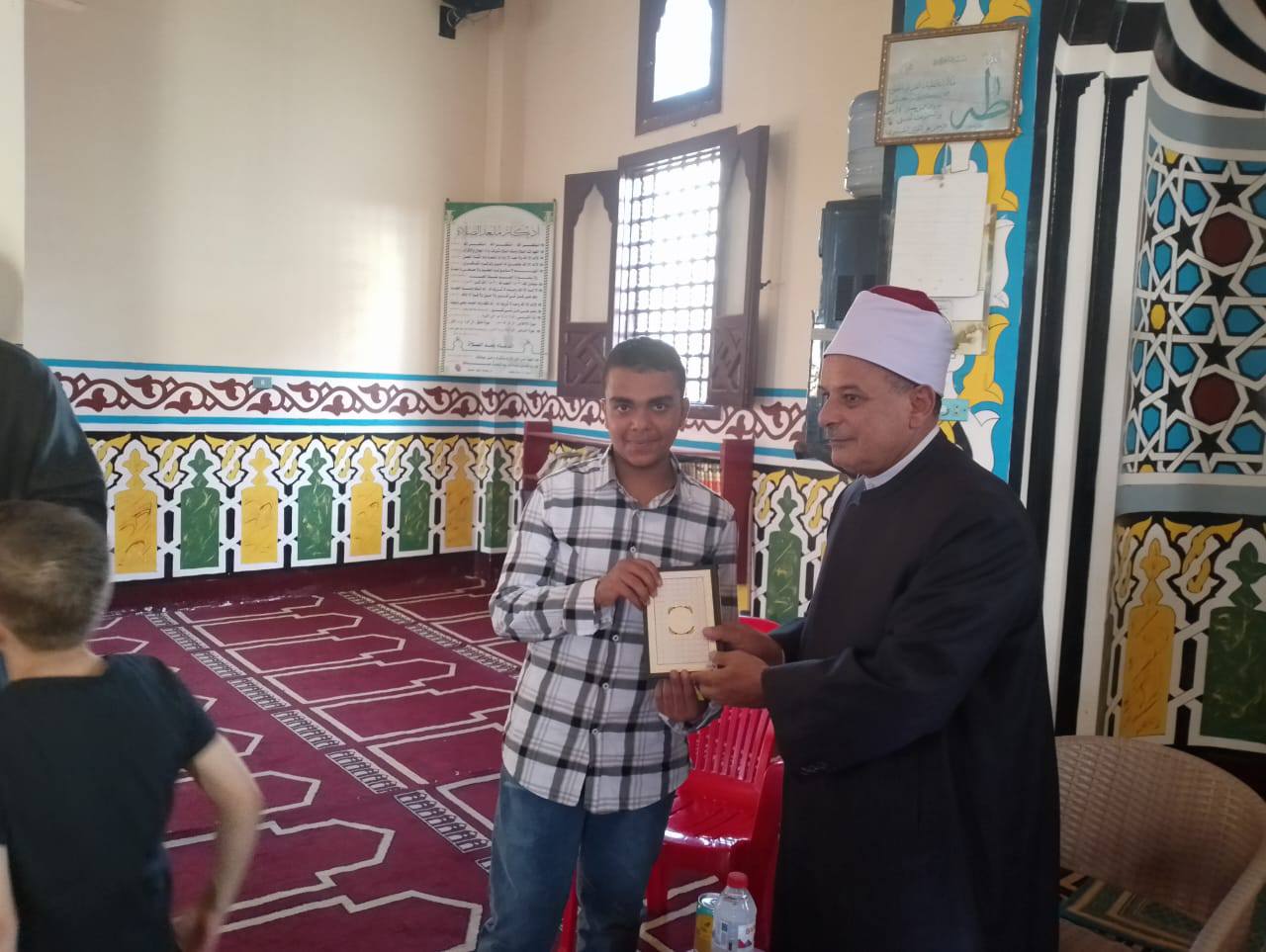 توزيع هدايا خلال ختام  البرنامج التقيفي للأطفال