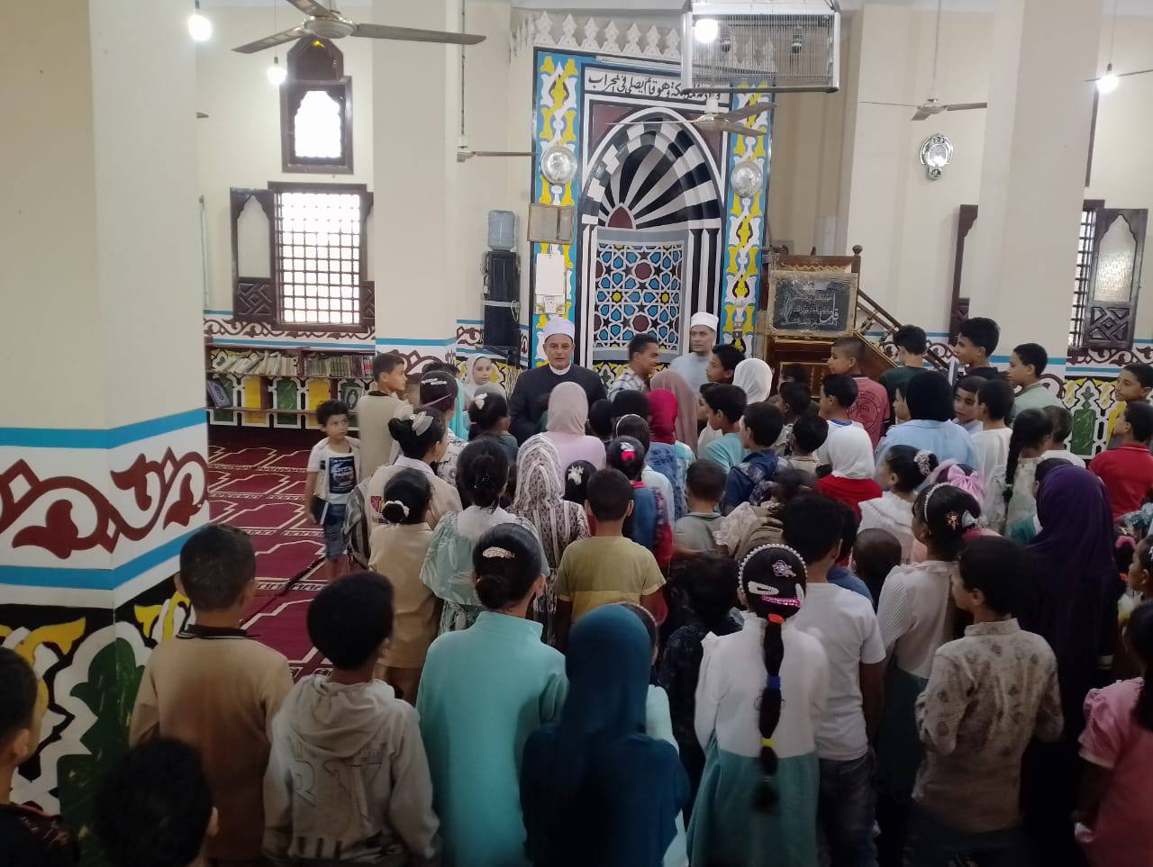 توزيع مصاحف على الأطفال