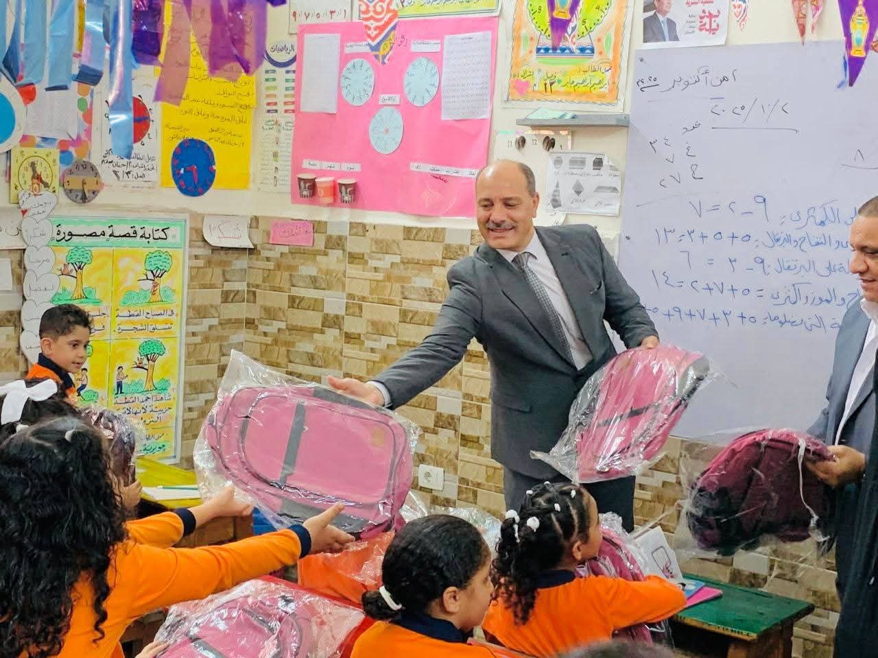 جانب من لقاء مدير تعليم الإسكندرية ووكيل قداسة البابا بالإسكندرية (2)