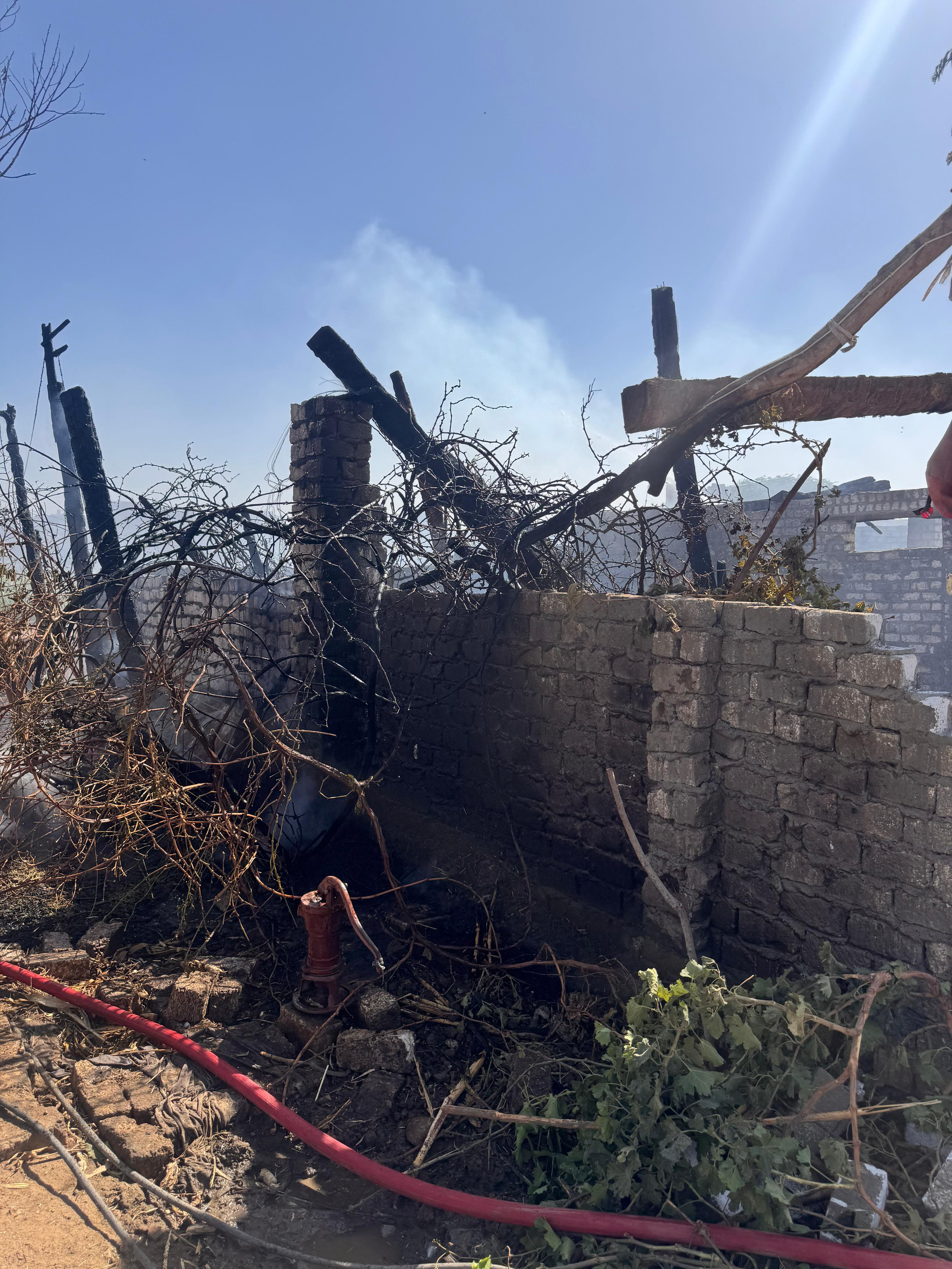 مشاهد بطولية لرجال الحماية المدنية (1)