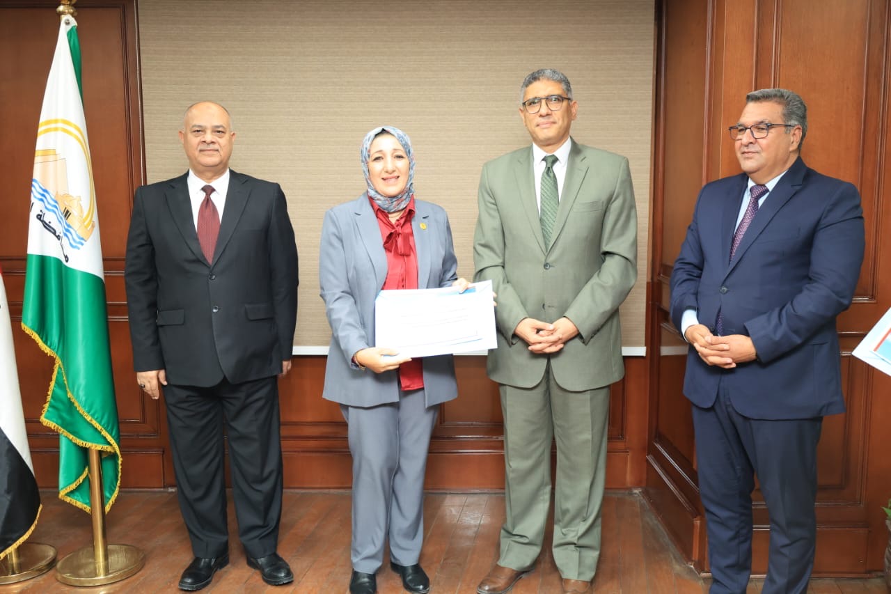 محافظ الجيزة يكرم القائمين على إنجاز الخطة الاستثمارية 