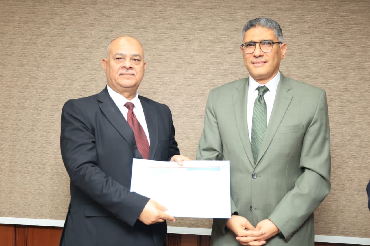 محافظ الجيزة يكرم القائمين على إنجاز الخطة الاستثمارية 