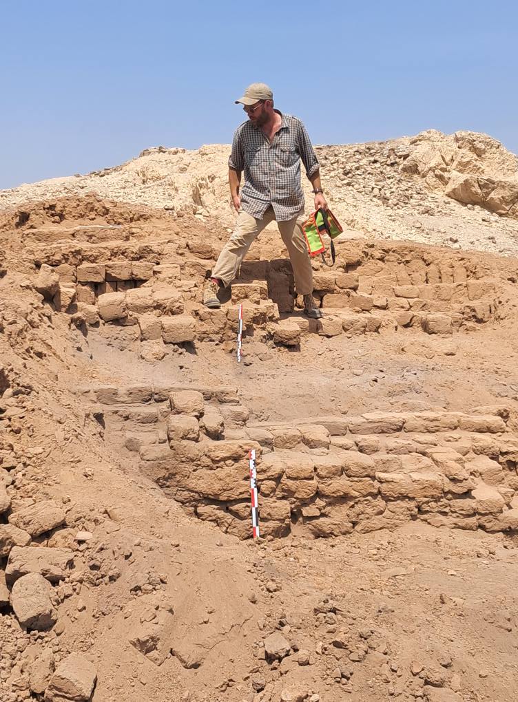 عمل فريق البعثة البولندية بمنطقة بين الجبلين الأثرية بمدينة إسنا عمل فريق البعثة البولندية بمنطقة بين الجبلين الأثرية بمدينة إسنا