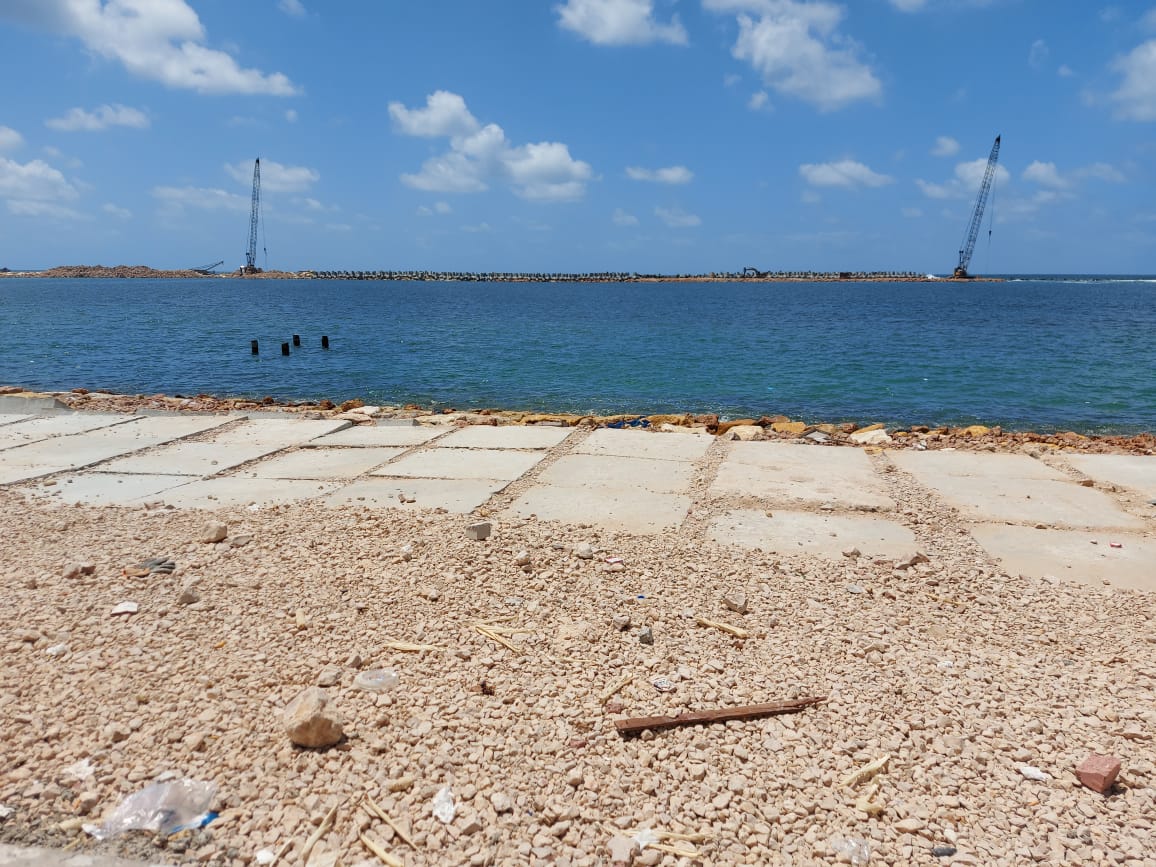 المنطقة الصخرية امام حاجز الامواج