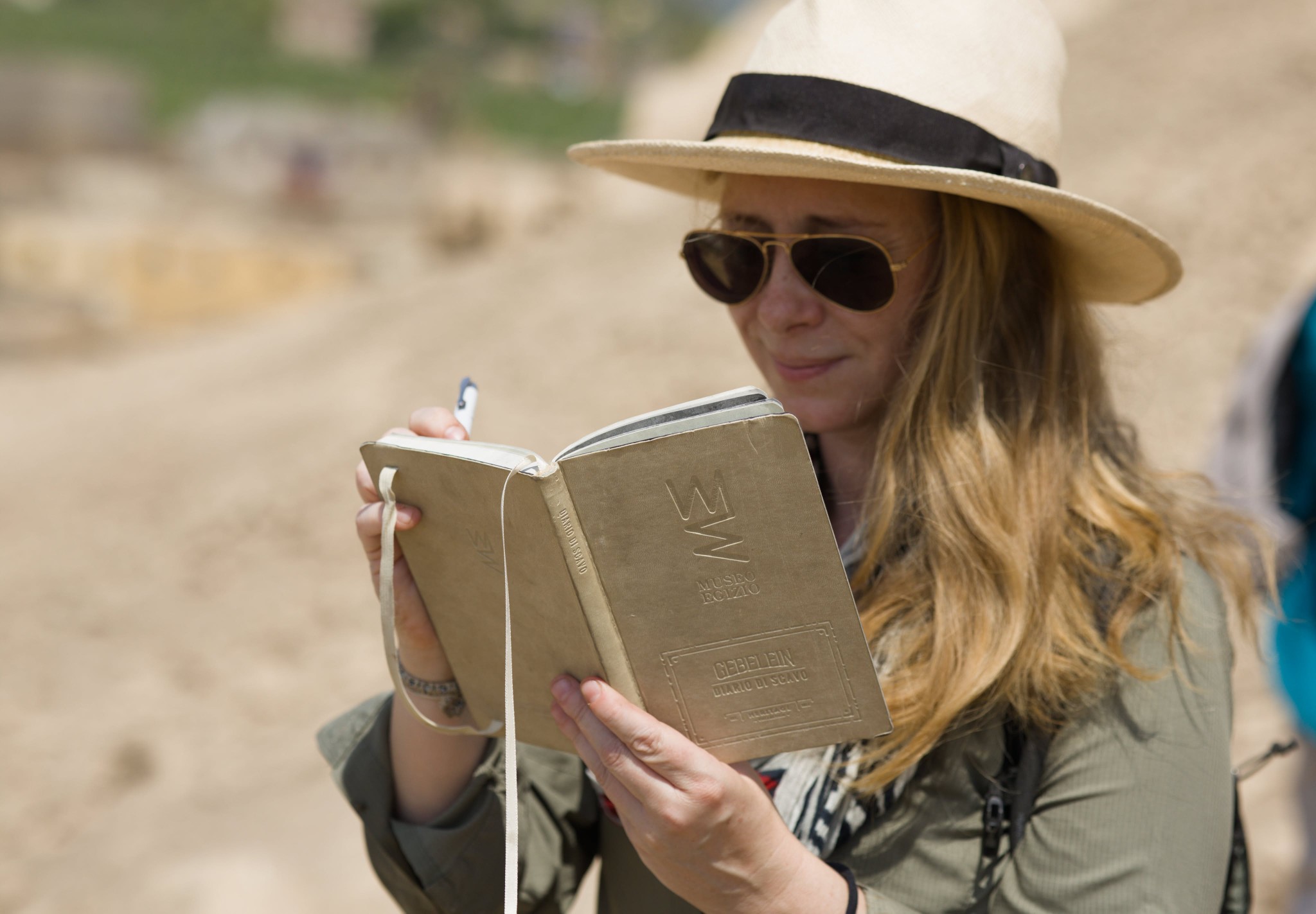 عضوة فى البعثة البولندية خلال العمل بمنطقة بين الجبلين الأثرية بمدينة إسنا عضوة فى البعثة البولندية خلال العمل بمنطقة بين الجبلين الأثرية بمدينة إسنا