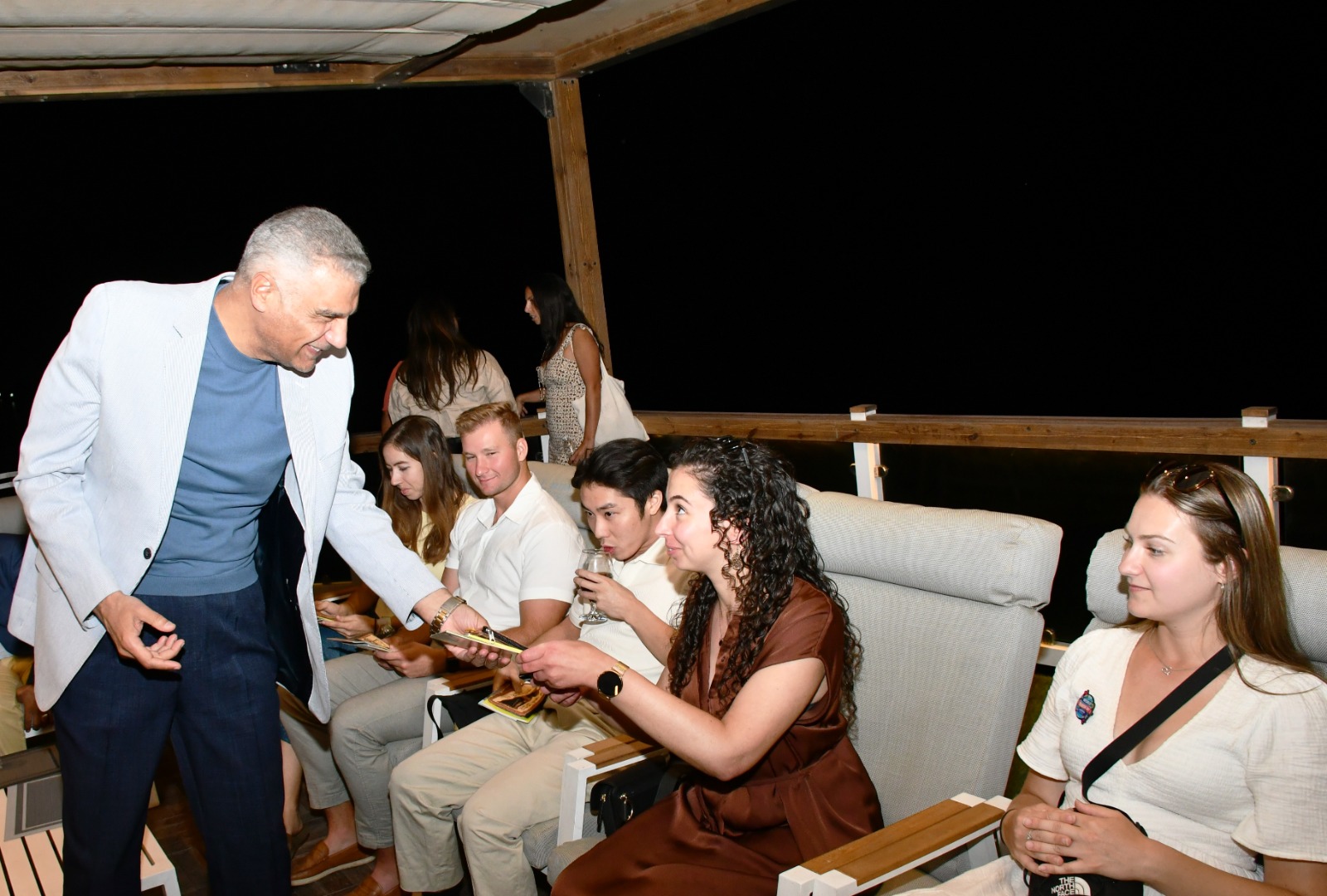 محافظ أسوان يقدم الهدايا