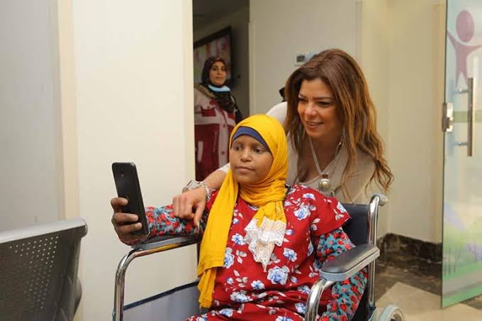 الفنانة ناهد السباعي تدعم محاربات سرطان الثدي في شهر أكتوبر الوردي