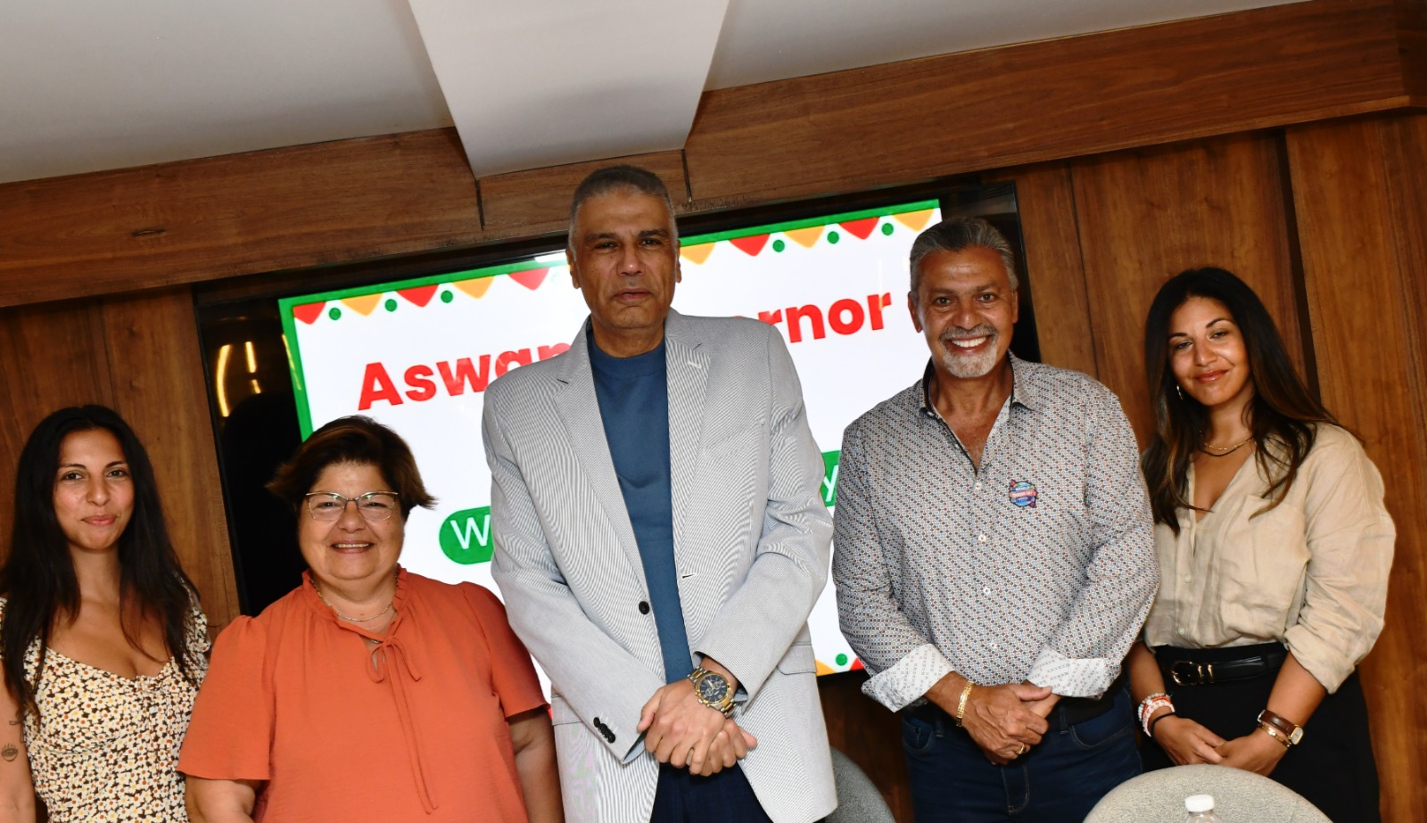 محافظ أسوان مع الوفود السياحية