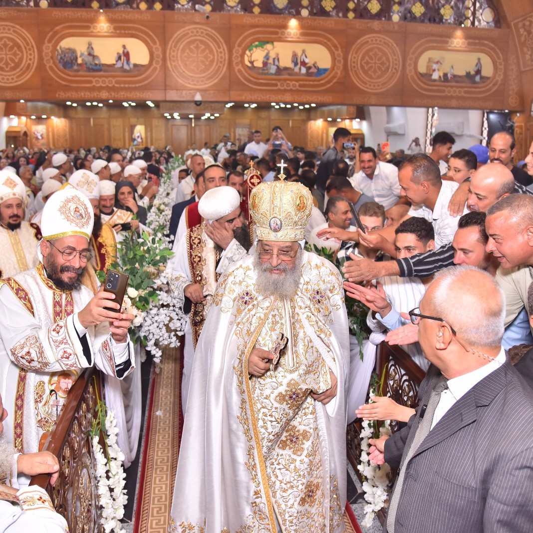 قداسة البابا تواضروس وسط أقباط أسبوط