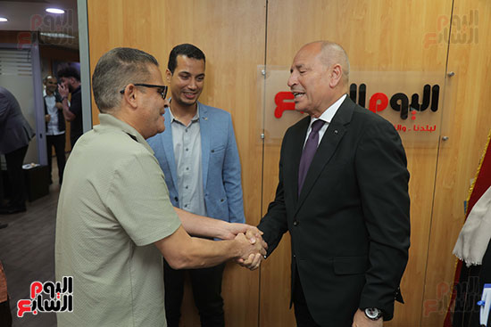 محافظ القاهرة يتفقد صالة تحرير اليوم السابع  (5)