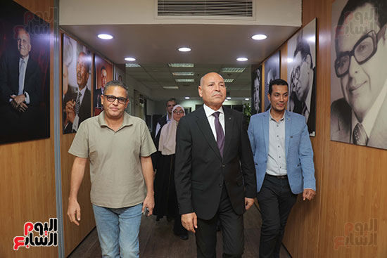 محافظ القاهرة يتفقد صالة تحرير اليوم السابع  (1)