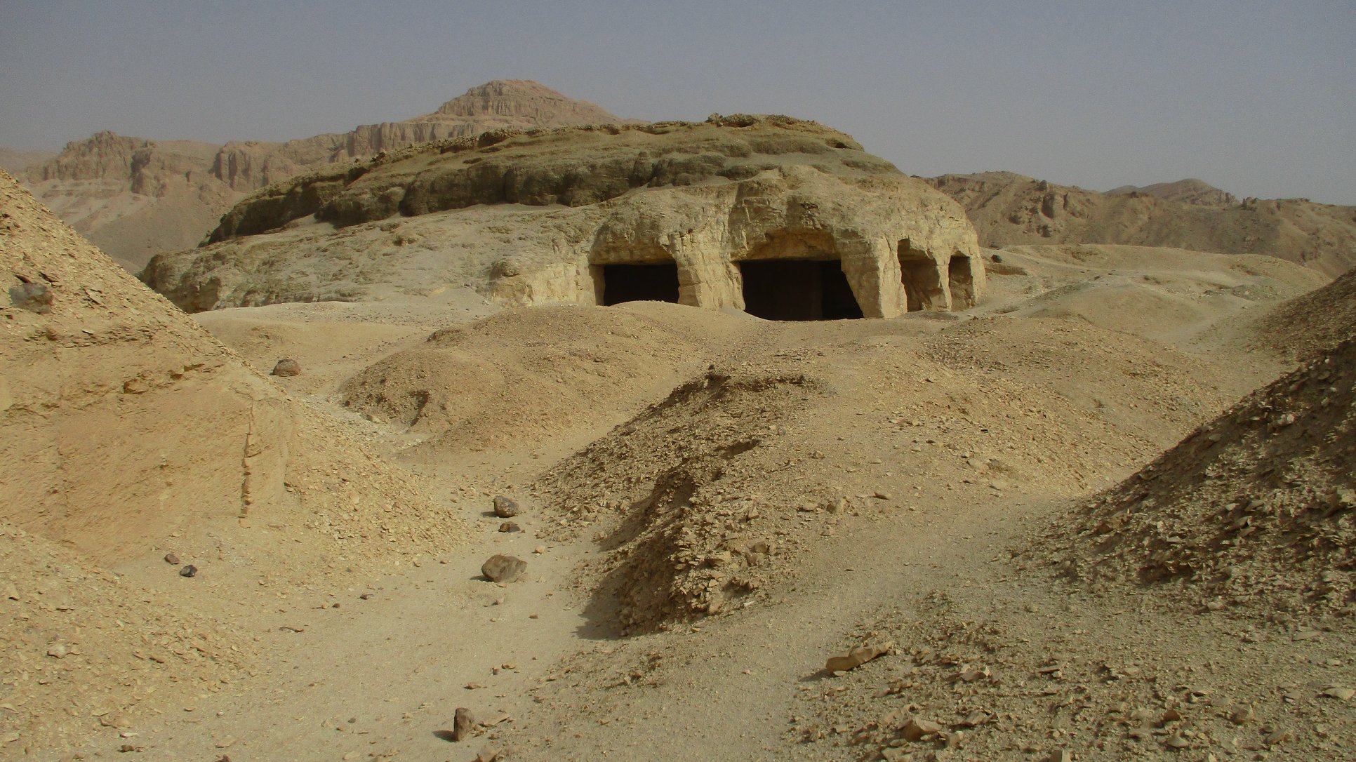 موقع العمل فى المنطقة التاريخية بين الجبلين الأثرية موقع العمل فى المنطقة التاريخية بين الجبلين الأثرية