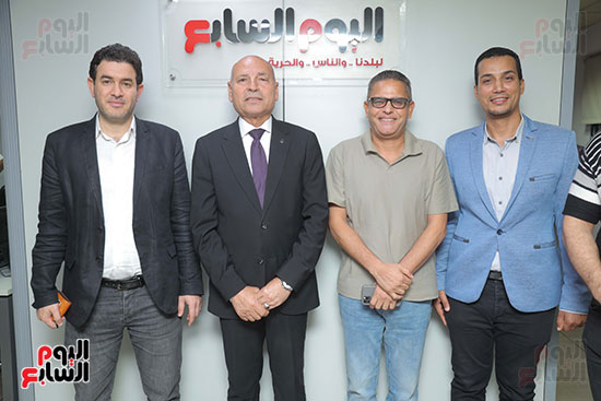 محافظ القاهرة يتفقد صالة تحرير اليوم السابع  (15)