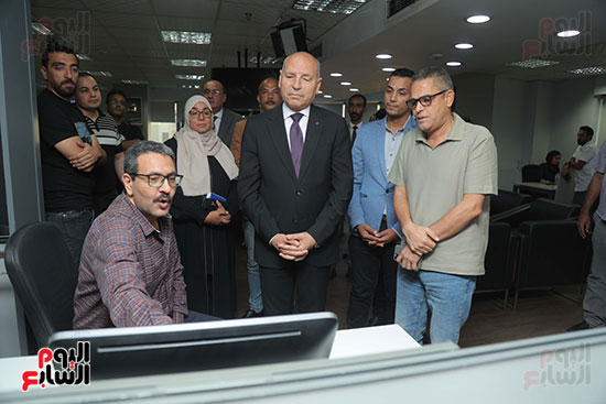 محافظ القاهرة يتفقد صالة تحرير اليوم السابع  (10)