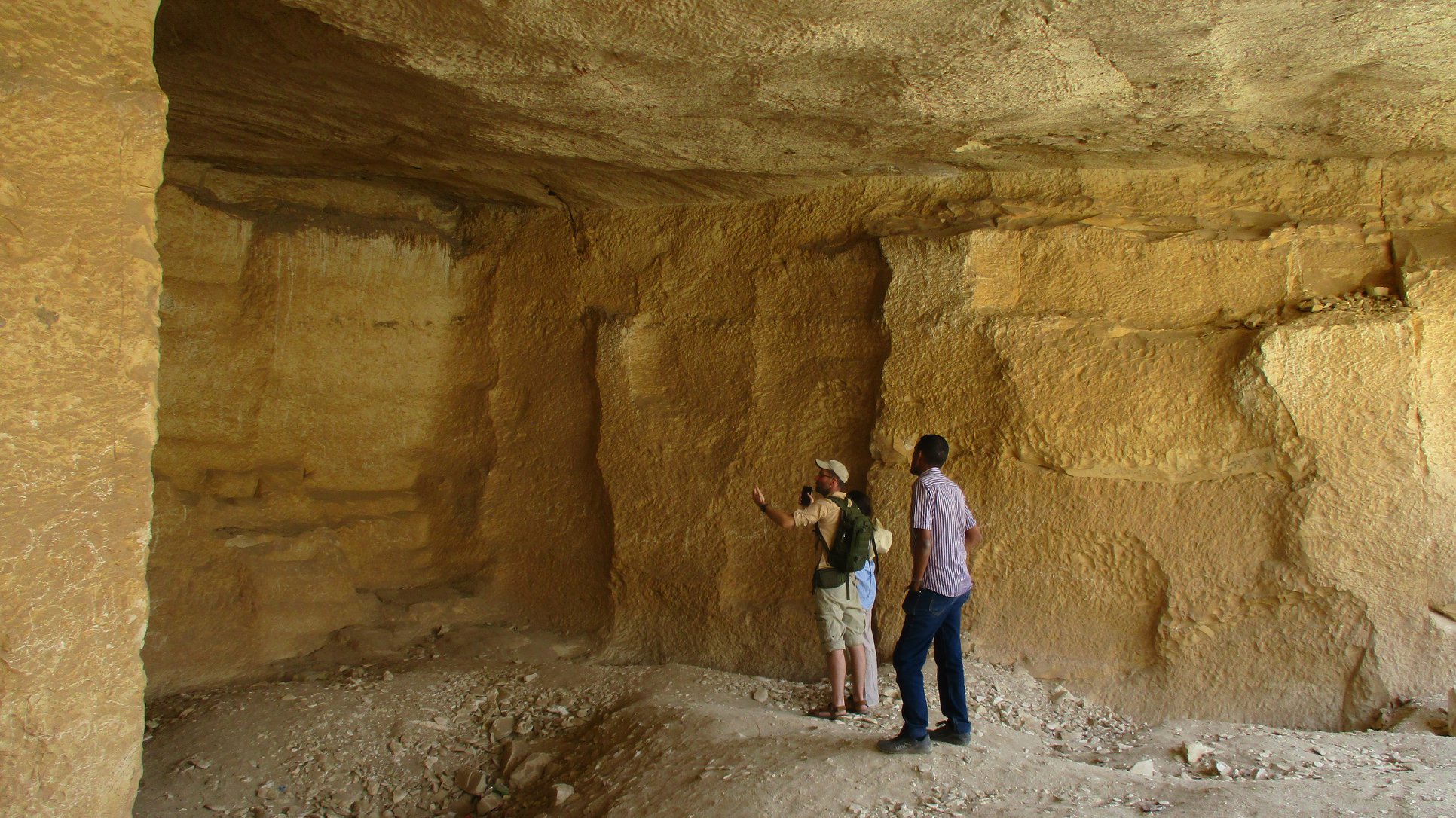 الفرق البحثية فى منطقة بين الجبلين الأثرية بمدينة إسنا الفرق البحثية فى منطقة بين الجبلين الأثرية بمدينة إسنا