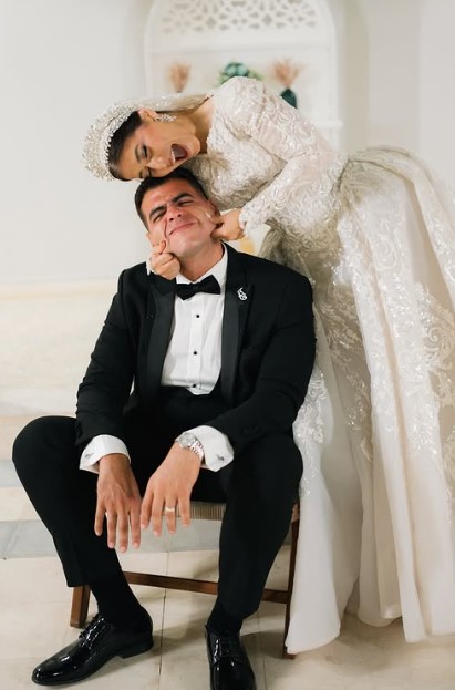 صورة أخرى للعروسين