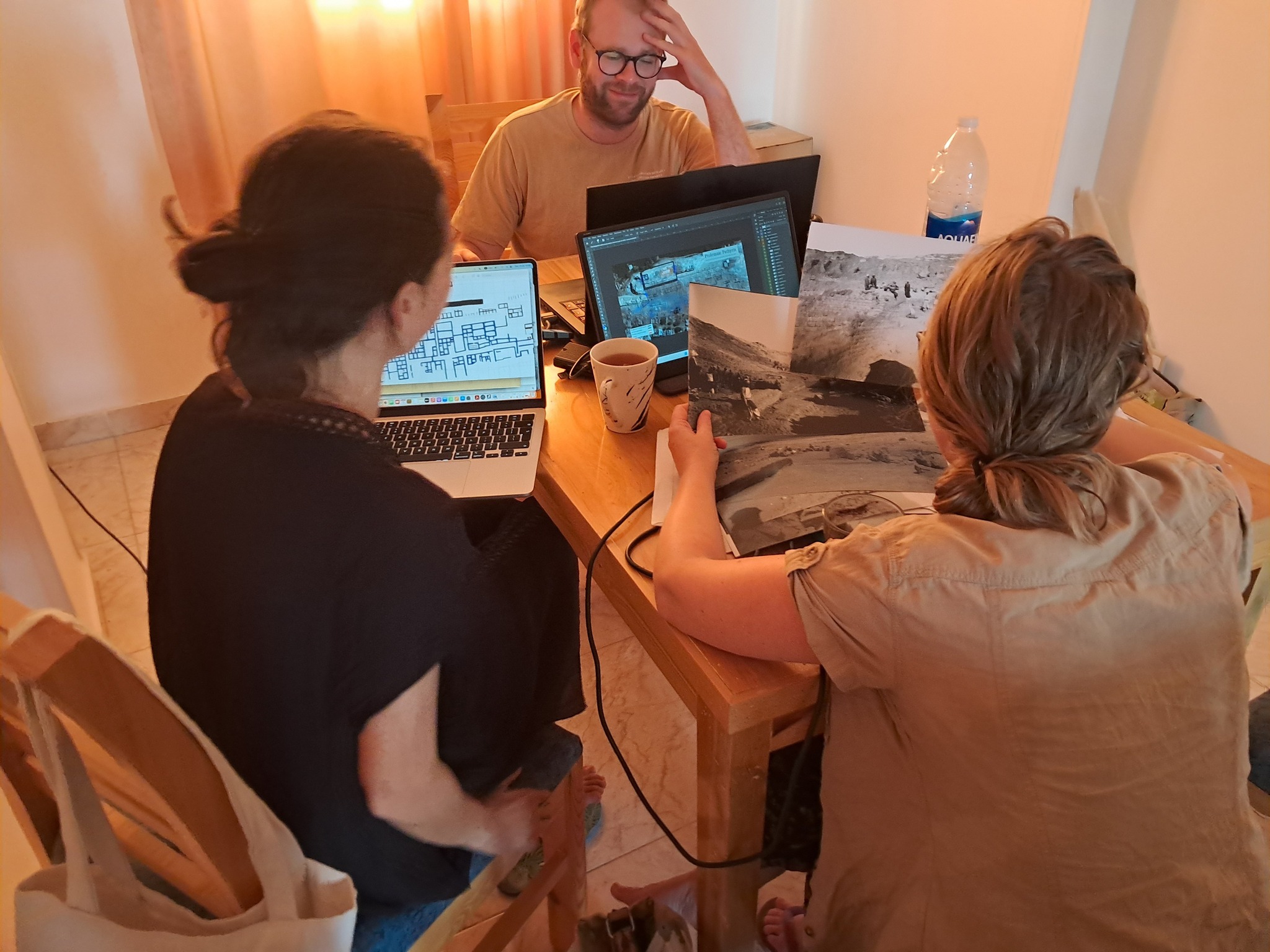 دراسة فريق البعثة البولندية لموقع بين الجبلين جنوب الأقصر دراسة فريق البعثة البولندية لموقع بين الجبلين جنوب الأقصر