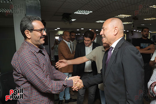 محافظ القاهرة يتفقد صالة تحرير اليوم السابع  (9)