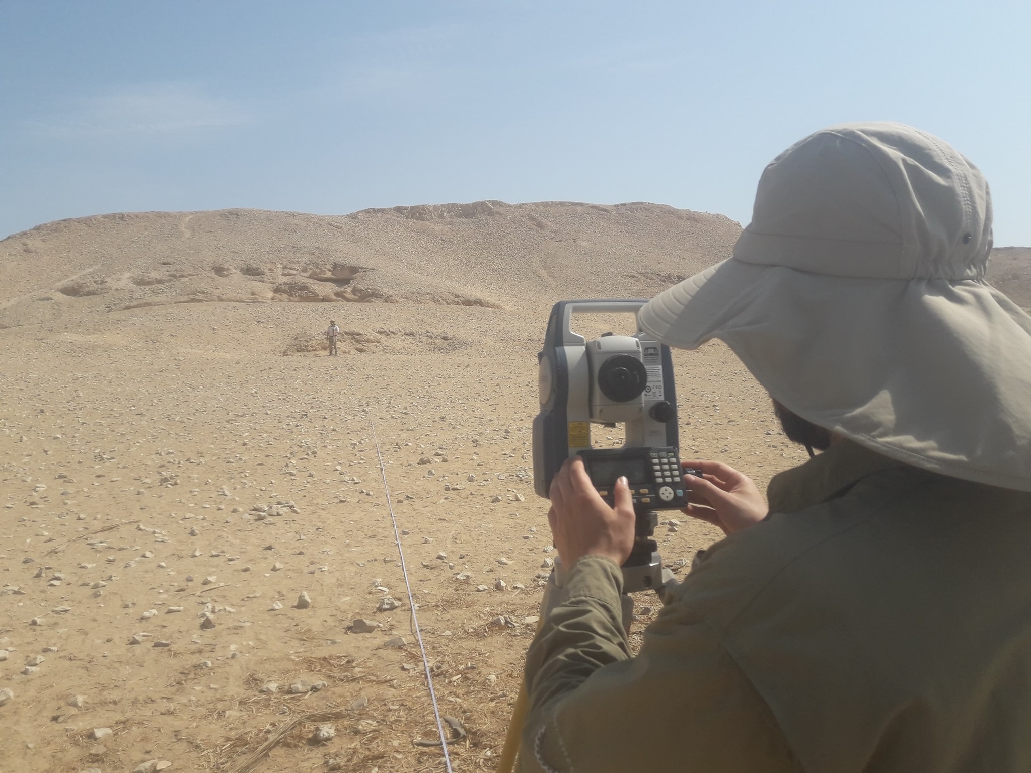 الدراسات اليومية فى منطقة بين الجبلين الأثرية بمدينة إسنا الدراسات اليومية فى منطقة بين الجبلين الأثرية بمدينة إسنا